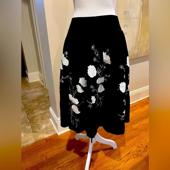 Carol Little embroidered black skirt, size 6 side zip excellent condition - Picture 7 of 11
